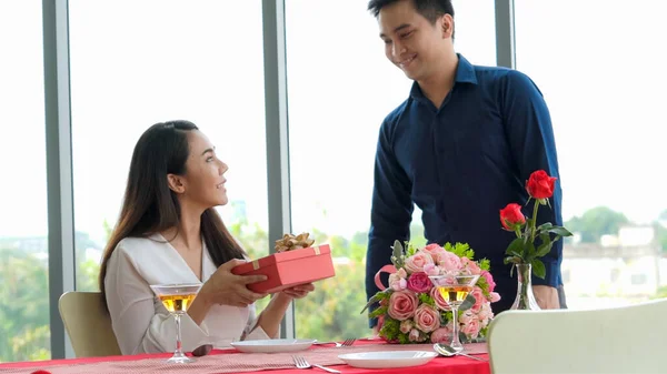 ロマンチックなカップルはレストランで恋人に贈り物を与える 幸せなカップルライフスタイル — ストック写真