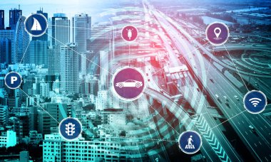 Gelecekteki araba trafiği için akıllı ulaşım teknolojisi kavramı. Sanal akıllı sistem, şehir sokaklarındaki araç verilerini birbirine bağlamak için dijital bilgi analizi yapıyor. Gelecekteki yenilik .