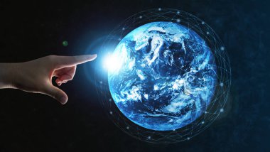 Modern yaratıcı iletişim ve internet ağı akıllı şehirde birleşir. 5G kablosuz dijital bağlantı ve gelecekteki şeylerin interneti kavramı.