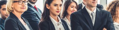 Başarılı iş adamları, işçi toplumunun güçlü ilişkilerini göstermek için bir arada duruyorlar. Modern ofiste güçlü bir takım çalışması sergileyen iş adamı ve iş kadınlarından oluşan bir ekip..