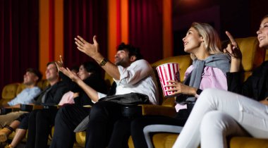 İnsanlar sinema sinemasında film izlerler. Grup eğlence etkinliği ve eğlence konsepti.