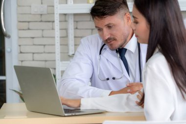 Profesyonel üniformalı doktor hastanedeki ya da klinikteki hastayı muayene ediyor. Sağlık, sağlık ve doktor hizmetleri konsepti.