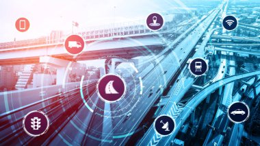 Gelecekteki araba trafiği için akıllı ulaşım teknolojisi kavramı. Sanal akıllı sistem, şehir sokaklarındaki araç verilerini birbirine bağlamak için dijital bilgi analizi yapıyor. Gelecekteki yenilik .