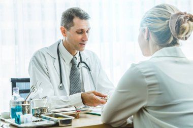 Profesyonel üniformalı doktor hastanedeki ya da klinikteki hastayı muayene ediyor. Sağlık, sağlık ve doktor hizmetleri konsepti.