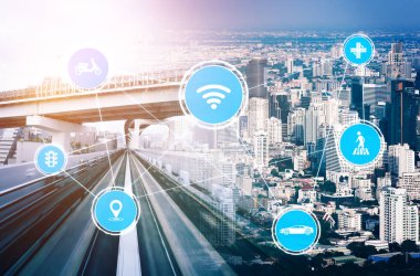 Gelecekteki araba trafiği için akıllı ulaşım teknolojisi kavramı. Sanal akıllı sistem, şehir sokaklarındaki araç verilerini birbirine bağlamak için dijital bilgi analizi yapıyor. Gelecekteki yenilik .