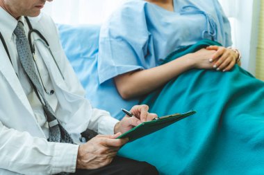 Profesyonel üniformalı doktor hastanedeki ya da klinikteki hastayı muayene ediyor. Sağlık, sağlık ve doktor hizmetleri konsepti.