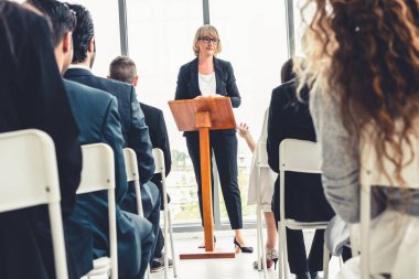 Bir grup iş adamı seminer konferansında toplanıyor. Seyirciler, çalışanların eğitim seanslarındaki eğitmenleri dinliyor. Uzman konuşmacı ile ofis çalışanları toplantısı .