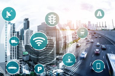 Gelecekteki araba trafiği için akıllı ulaşım teknolojisi kavramı. Sanal akıllı sistem, şehir sokaklarındaki araç verilerini birbirine bağlamak için dijital bilgi analizi yapıyor. Gelecekteki yenilik .