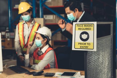 Fabrika işçileri için uyarı levhası Covid-19 Coronavirus 'un salgın krizinden sonra tekrar açılmasını önlemek için. Güvenli çalışma kavramı .