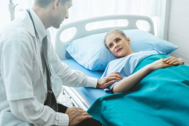 Profesyonel üniformalı doktor hastanedeki ya da klinikteki hastayı muayene ediyor. Sağlık, sağlık ve doktor hizmetleri konsepti.