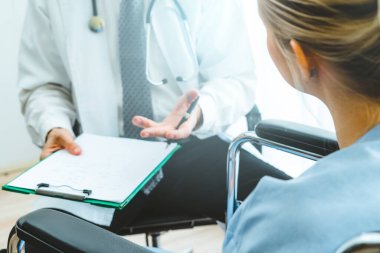 Profesyonel üniformalı doktor hastanedeki ya da klinikteki hastayı muayene ediyor. Sağlık, sağlık ve doktor hizmetleri konsepti.