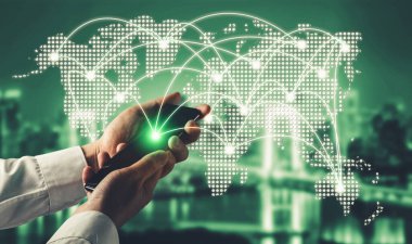 Modern yaratıcı iletişim ve internet ağı akıllı şehirde birleşir. 5G kablosuz dijital bağlantı ve gelecekteki şeylerin interneti kavramı.