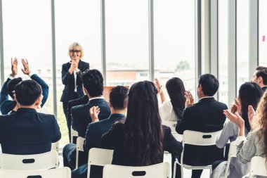 Bir grup iş adamı seminer konferansında toplanıyor. Seyirciler, çalışanların eğitim seanslarındaki eğitmenleri dinliyor. Uzman konuşmacı ile ofis çalışanları toplantısı .