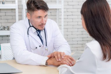 Profesyonel üniformalı doktor hastanedeki ya da klinikteki hastayı muayene ediyor. Sağlık, sağlık ve doktor hizmetleri konsepti.