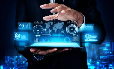 Otomobil mühendisi, sanal ekranda 3D model prototip tasarımı üzerinde çalışıyor. Akıllı araç akıllı araba konsepti.