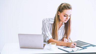 Modern ofiste çalışan sarışın bir iş kadını. İş konsepti.