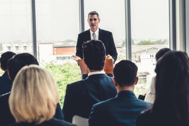 Bir grup iş adamı seminer konferansında toplanıyor. Seyirciler, çalışanların eğitim seanslarındaki eğitmenleri dinliyor. Uzman konuşmacı ile ofis çalışanları toplantısı .
