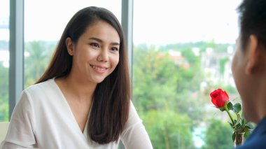 Restoranda yemek yiyen mutlu romantik çift. Çift yıldönümü kutlaması ve yaşam tarzı .