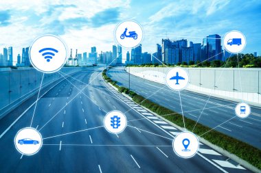 Gelecekteki araba trafiği için akıllı ulaşım teknolojisi kavramı. Sanal akıllı sistem, şehir sokaklarındaki araç verilerini birbirine bağlamak için dijital bilgi analizi yapıyor. Gelecekteki yenilik .