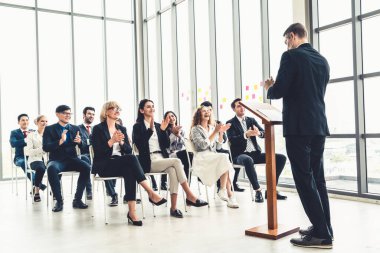 Bir grup iş adamı seminer konferansında toplanıyor. Seyirciler, çalışanların eğitim seanslarındaki eğitmenleri dinliyor. Uzman konuşmacı ile ofis çalışanları toplantısı .