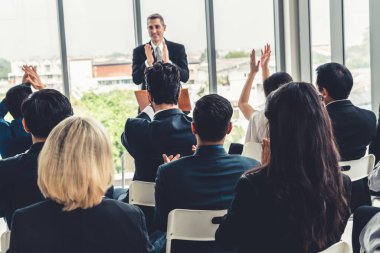 Bir grup iş adamı seminer konferansında toplanıyor. Seyirciler, çalışanların eğitim seanslarındaki eğitmenleri dinliyor. Uzman konuşmacı ile ofis çalışanları toplantısı .