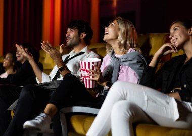 İnsanlar sinema sinemasında film izlerler. Grup eğlence etkinliği ve eğlence konsepti.