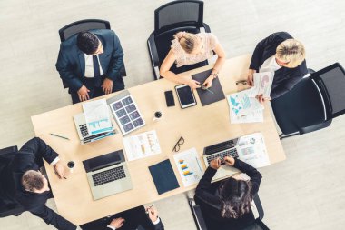 İş adamları grup toplantısı ofiste yukarıdan çekildi. İş kadınları, iş adamları ve ofis çalışanları, proje planlama belgeleriyle takım konferansında toplantı masasında çalışıyorlar. .