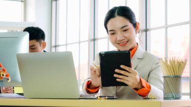 Modern ofis odasındaki masada çalışan iş adamları mali veri raporlarını incelerken .