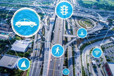 Gelecekteki araba trafiği için akıllı ulaşım teknolojisi kavramı. Sanal akıllı sistem, şehir sokaklarındaki araç verilerini birbirine bağlamak için dijital bilgi analizi yapıyor. Gelecekteki yenilik .