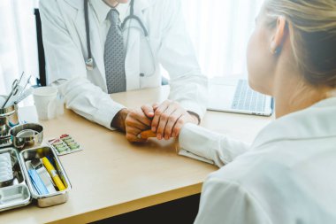 Profesyonel üniformalı doktor hastanedeki ya da klinikteki hastayı muayene ediyor. Sağlık, sağlık ve doktor hizmetleri konsepti.