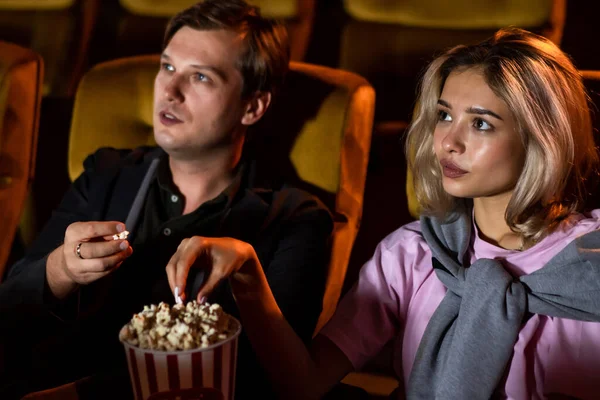 Amante Caucasiano Gostando Assistir Filme Comer Pipocas Juntos Cinema — Fotografia de Stock