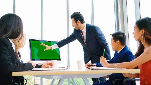 Gente Negocios Sala Conferencias Con Pantalla Verde Croma Key Computadora — Foto de Stock