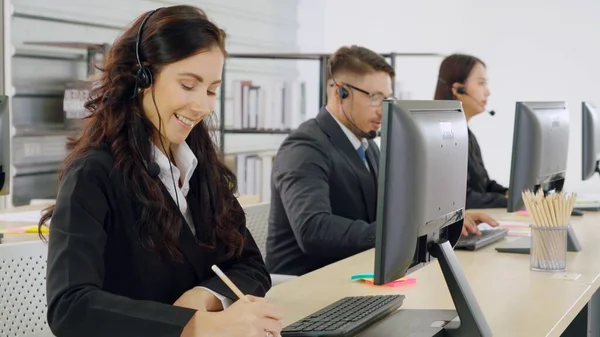 Gente Negocios Que Usa Auriculares Trabajando Oficina Para Apoyar Clientes —  Fotos de Stock