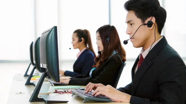 Geschäftsleute Mit Headset Arbeiten Büro Entfernte Kunden Oder Kollegen Unterstützen — Stockfoto