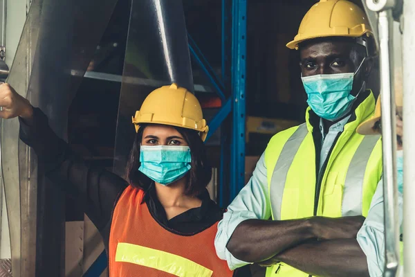 Arbeiter Der Fabrik Arbeiten Mit Mundschutz Die Ausbreitung Des Covid — Stockfoto