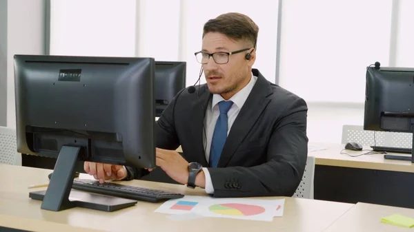 Gente Negocios Que Usa Auriculares Trabajando Oficina Para Apoyar Clientes — Foto de Stock