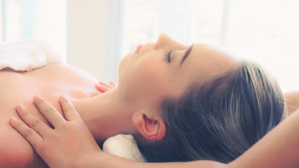 Ontspannen Vrouw Krijgt Schoudermassage Luxe Spa Door Professionele Massage Therapeut — Stockfoto