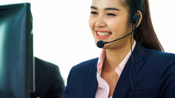 Gente Negocios Que Usa Auriculares Trabajando Oficina Para Apoyar Clientes — Foto de Stock