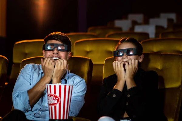 Hombre Mujer Cine Viendo Una Película Con Gafas Con Interés —  Fotos de Stock