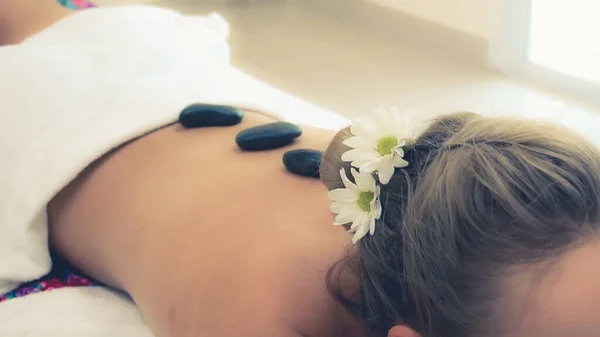 Vrouw Krijgt Hete Stenen Massage Behandeling Door Professionele Schoonheidsspecialiste Therapeut — Stockfoto