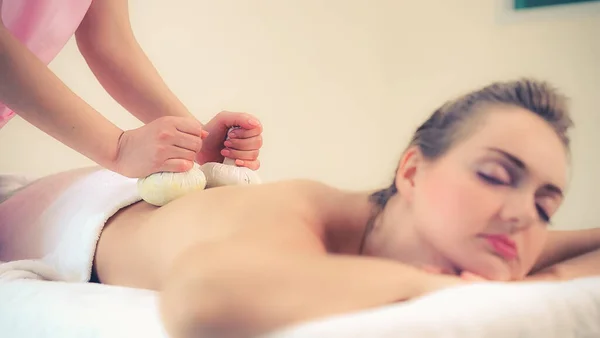 Massagetherapeut Houdt Een Kruidenkompres Een Behandeling Doen Voor Een Vrouw — Stockfoto