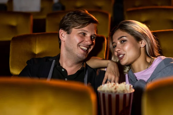 Caucásico Amante Disfrutando Ver Películas Comer Palomitas Maíz Juntos Cine —  Fotos de Stock