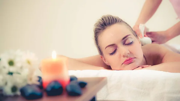 Masaż Terapeuta Posiada Ziołowy Kompres Leczenia Kobiety Leżącej Łóżku Spa — Zdjęcie stockowe