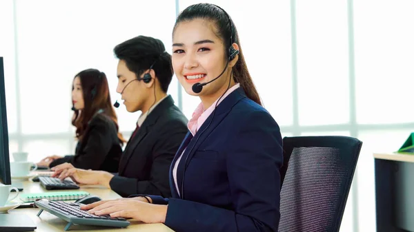 Biznesmeni Noszący Słuchawki Pracujący Biurze Wspierający Zdalnego Klienta Lub Kolegę — Zdjęcie stockowe