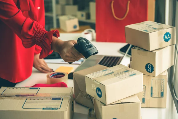 Vendedor Línea Trabaja Oficina Casa Empaca Caja Envío Cliente Propietario — Foto de Stock