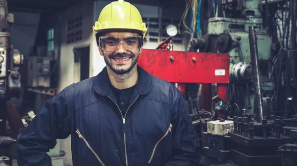 Ung Fabriksarbetare Eller Ingenjör Nära Håll Porträtt Fabriken Industri Och — Stockfoto