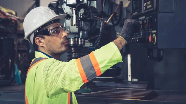 Trabajador Fábrica Inteligente Utilizando Máquina Taller Fábrica Concepto Industria Ingeniería —  Fotos de Stock