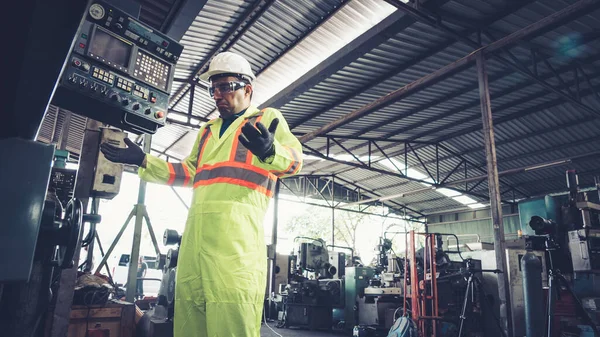 Trabajador Fábrica Inteligente Utilizando Máquina Taller Fábrica Concepto Industria Ingeniería —  Fotos de Stock