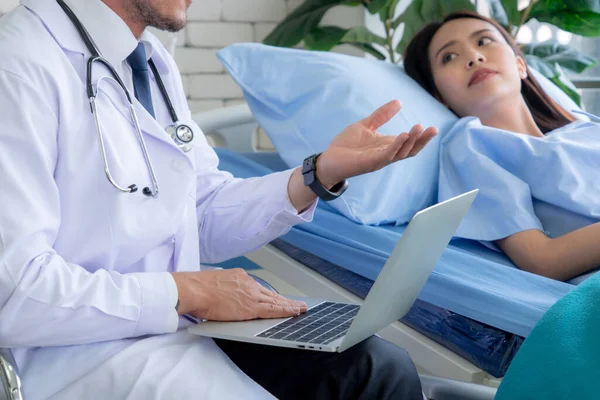 Medico Uniforme Professionale Che Esamina Paziente Ospedale Clinica Medica Concetto — Foto Stock