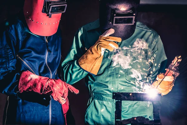 Stahlschweißarbeiten Mit Elektrischen Lichtbogenschweißmaschinen Zum Schweißen Von Stahl Der Fabrik — Stockfoto